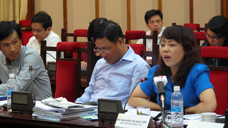 Bộ trưởng Nguyễn Thị Kim Tiến phát biểu tại phiên họp